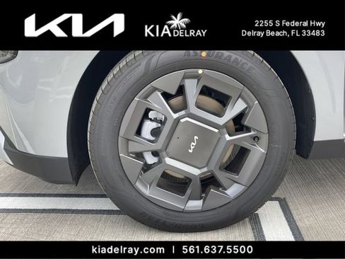 New 2026 Kia Carnival EX FWD image 32