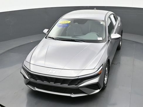 Certified 2025 Hyundai Elantra SE image 38