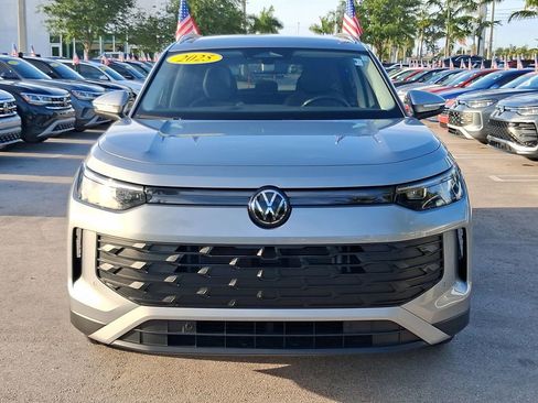 Certified 2025 Volkswagen Tiguan SE image 2