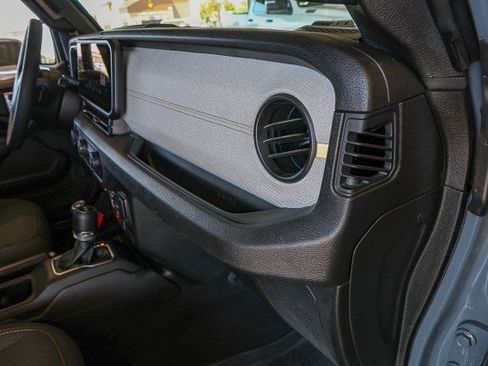 Used 2024 Jeep Wrangler Unlimited AWD/4WD image 35