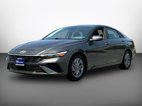 Certified 2024 Hyundai Elantra SEL FWD image 3