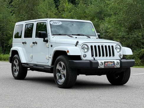 Used 2017 Jeep Wrangler Unlimited Sahara w/ Connectivity Group AWD/4WD image 5