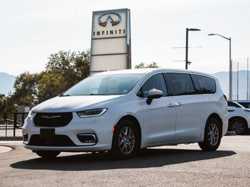 Used 2023 Chrysler Pacifica Touring-L FWD image 1