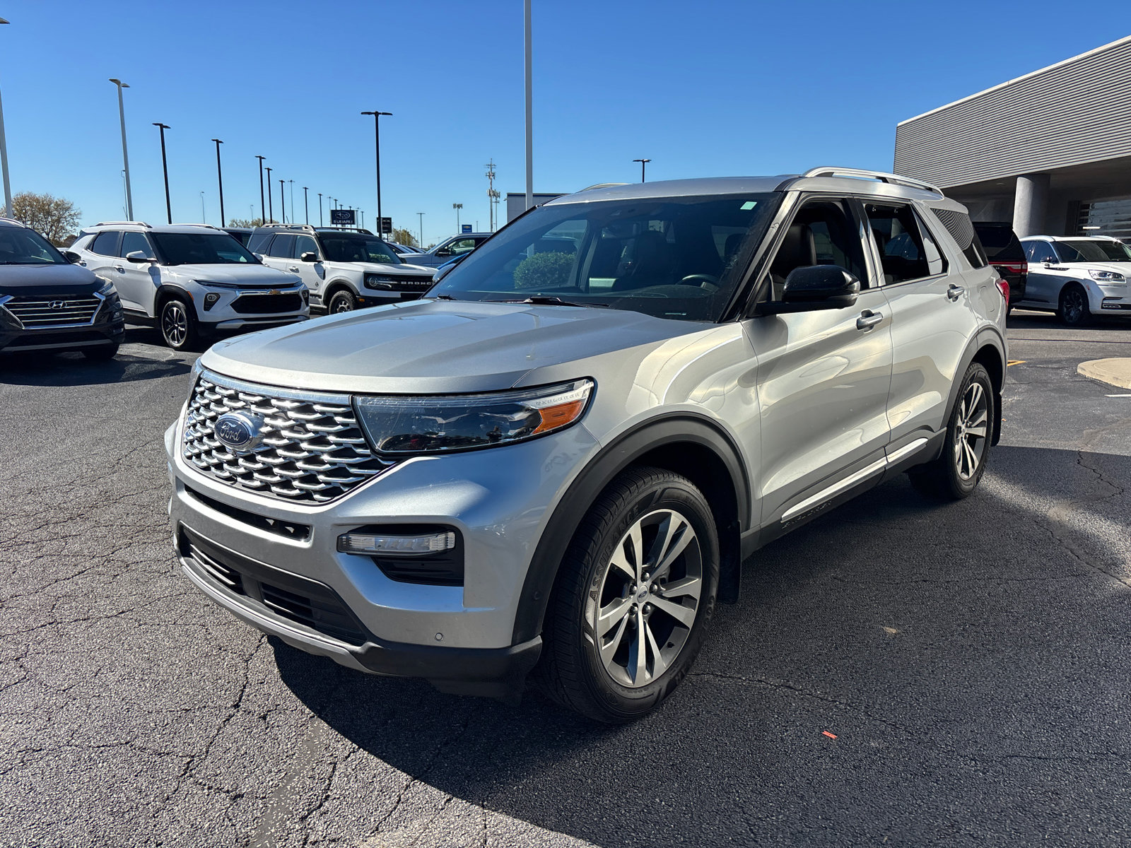 Used 2020 Ford Explorer Platinum w/ Premium Technology Package AWD/4WD image 3