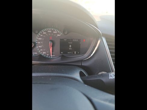 Used 2021 Chevrolet Trax LT w/ LT Convenience Package image 2