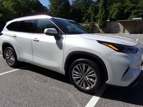 Used 2024 Toyota Highlander AWD image 5
