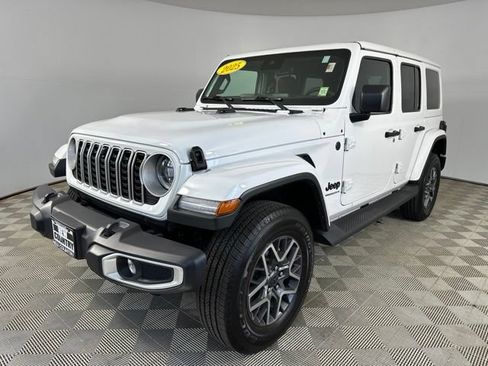 Used 2025 Jeep Wrangler Unlimited Sahara AWD/4WD image 10