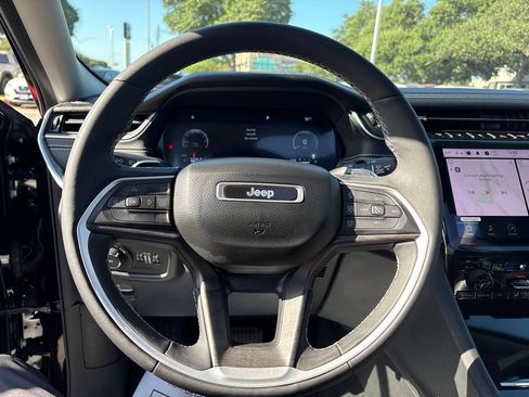 Used 2023 Jeep Grand Cherokee Limited w/ Luxury Tech Group II AWD/4WD image 13