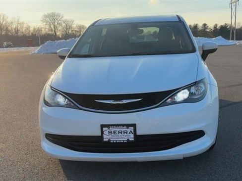 Used 2017 Chrysler Pacifica Touring image 3