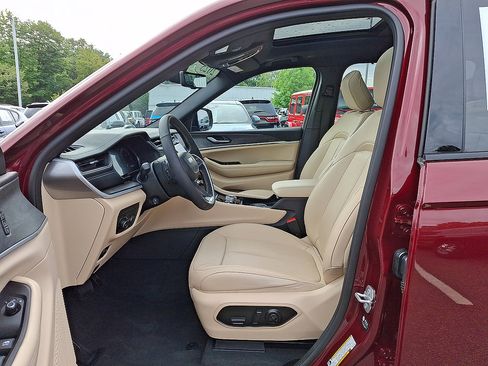 Certified 2025 Jeep Grand Cherokee L Limited w/ Luxury Tech Group II AWD/4WD image 3