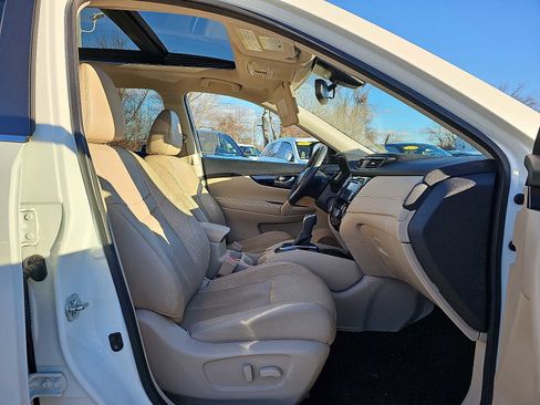 Used 2019 Nissan Rogue SL w/ Premium Package image 14