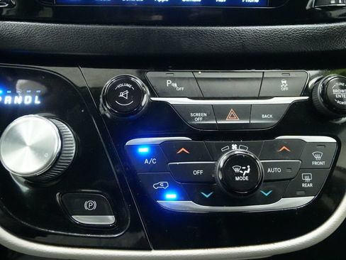 Used 2017 Chrysler Pacifica Touring-L Plus FWD image 34