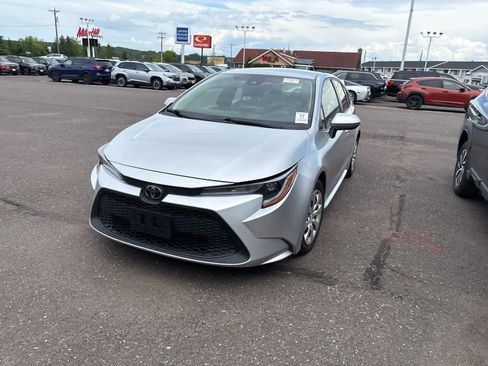 Used 2022 Toyota Corolla LE FWD image 2
