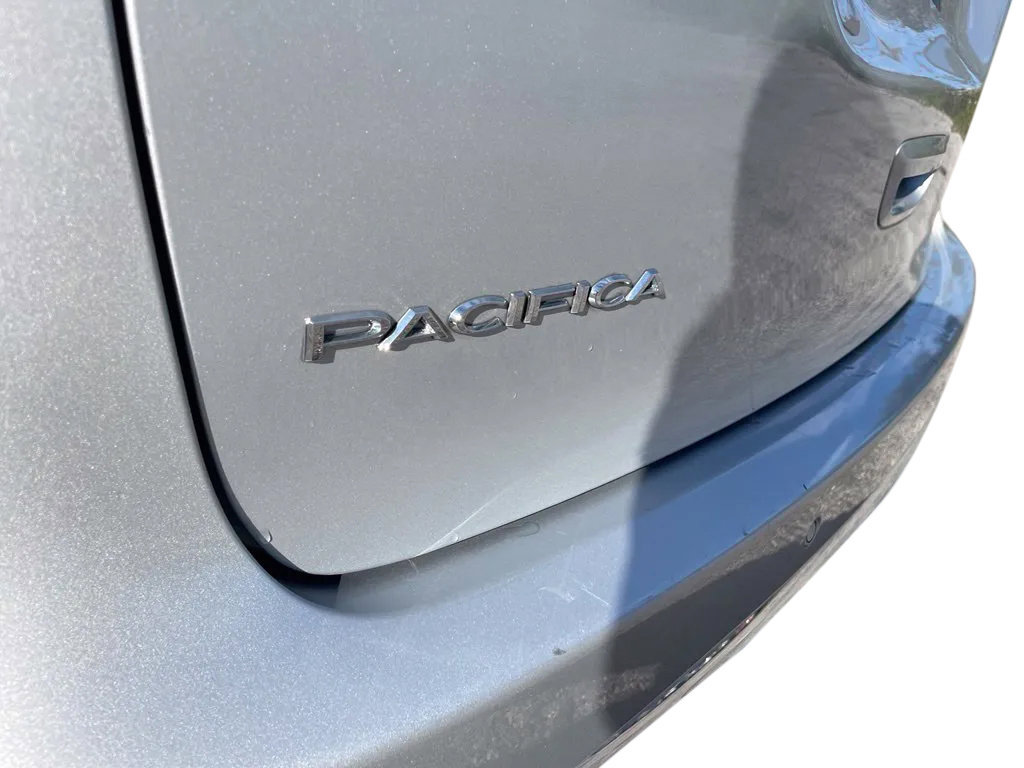 Used 2024 Chrysler Pacifica Touring-L FWD image 13