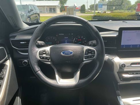 Used 2022 Ford Explorer XLT w/ Equipment Group 202A AWD/4WD image 8