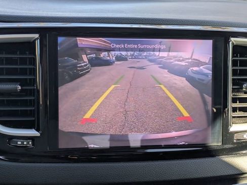 Used 2023 Chrysler Pacifica Touring-L image 21