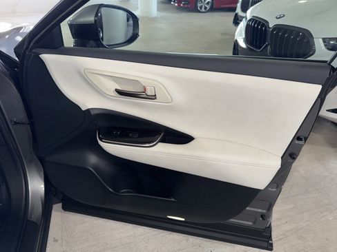 Used 2025 Toyota Crown Limited image 9