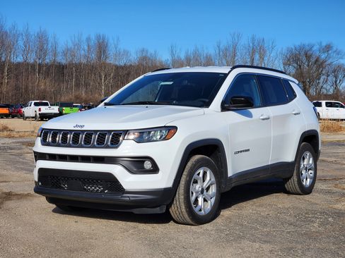 Used 2025 Jeep Compass Latitude image 12