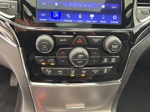 Used 2019 Jeep Grand Cherokee Overland AWD/4WD image 20