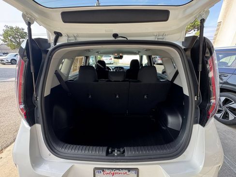 Used 2025 Kia Soul LX w/ LX Technology Package FWD image 29