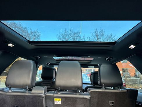 Used 2023 Land Rover Discovery Metropolitan Edition image 8