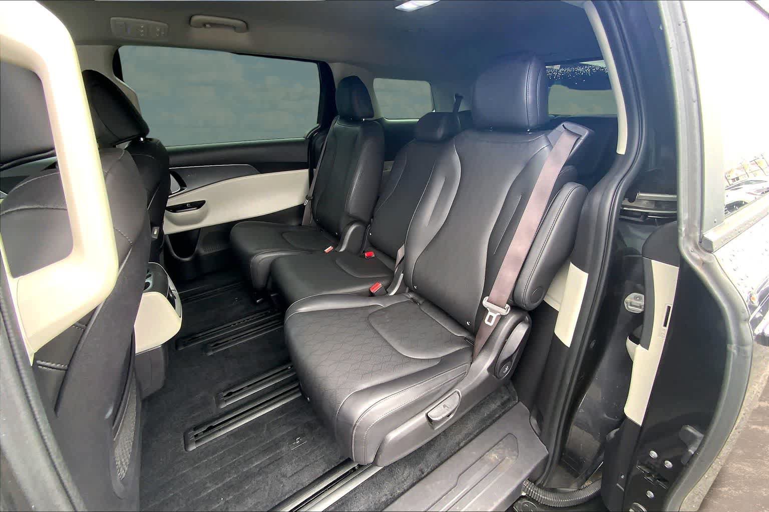 Used 2023 Kia Carnival LX FWD image 29