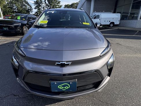 Used 2022 Chevrolet Bolt EUV LT w/ Comfort Package FWD image 2