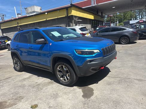 Used 2019 Jeep Cherokee Trailhawk w/ Comfort/Convenience Group AWD/4WD image 2