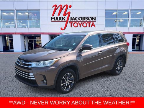 Used 2017 Toyota Highlander XLE AWD/4WD image 1