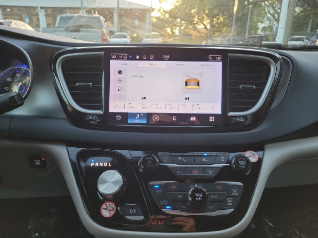 Used 2024 Chrysler Pacifica Touring-L FWD image 19