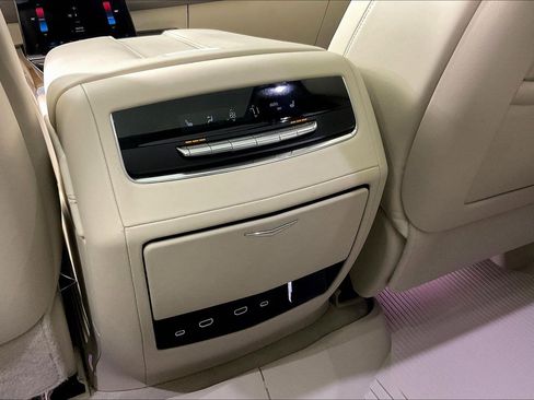 Used 2025 Cadillac Escalade Premium Luxury Platinum AWD/4WD image 11