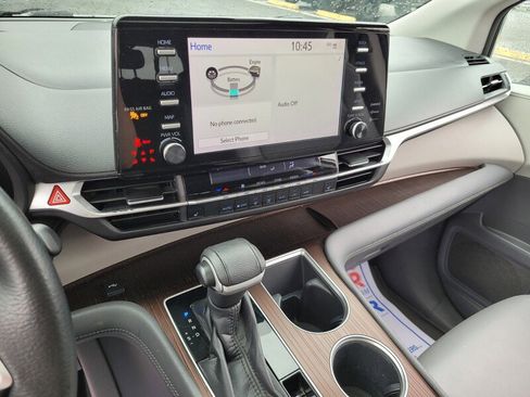 Used 2021 Toyota Sienna XLE image 22