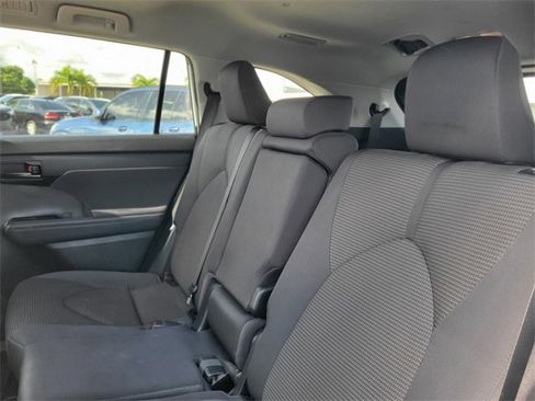 Used 2022 Toyota Highlander L image 8