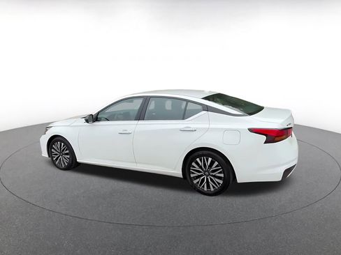 Used 2025 Nissan Altima 2.5 SV FWD image 10