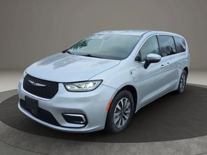 Used 2023 Chrysler Pacifica Touring-L