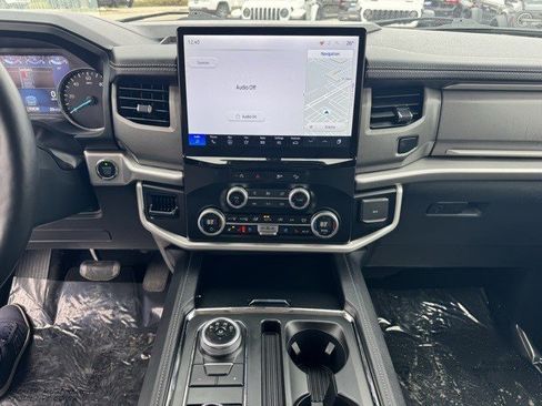 Used 2024 Ford Expedition XLT image 18