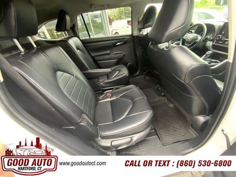 Used 2023 Toyota Highlander XLE AWD/4WD image 16
