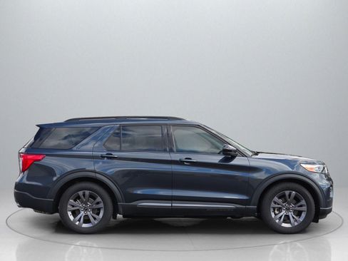 Used 2022 Ford Explorer XLT w/ Equipment Group 202A image 9