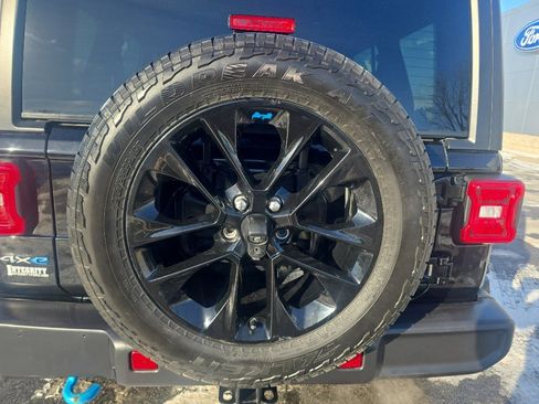 Used 2022 Jeep Wrangler Unlimited Sahara w/ Cold Weather Group image 10