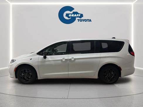 Used 2024 Chrysler Pacifica Limited FWD image 12