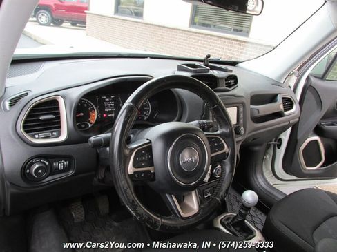 Used 2016 Jeep Renegade Latitude AWD/4WD image 10
