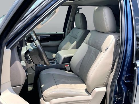 Used 2017 Lincoln Navigator Select RWD image 8