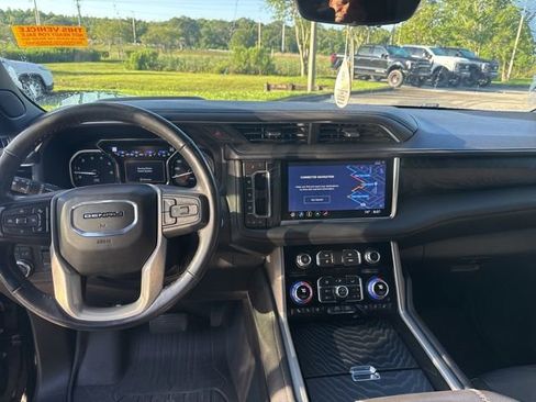 Used 2021 GMC Yukon XL Denali w/ Denali Ultimate Package AWD/4WD image 12