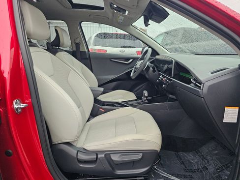 Used 2024 Kia Niro EX Touring image 10