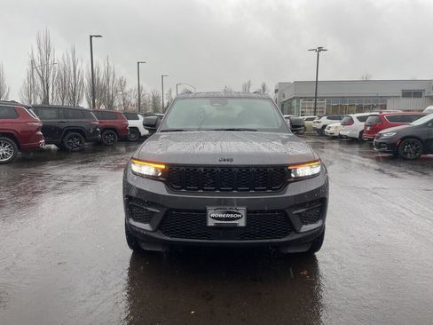 New 2025 Jeep Grand Cherokee Altitude image 9