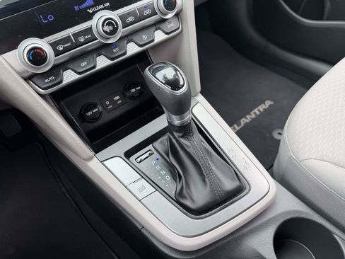 Used 2020 Hyundai Elantra SE FWD image 19