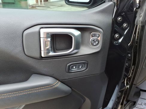 Used 2023 Jeep Gladiator Overland AWD/4WD image 13