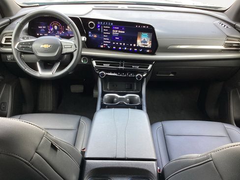 Used 2025 Chevrolet Traverse LT image 4