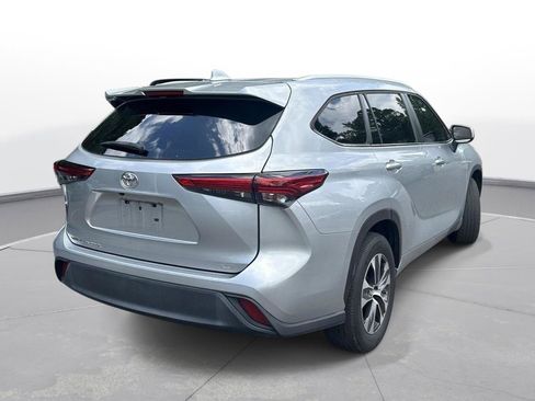 Used 2023 Toyota Highlander XLE FWD image 6