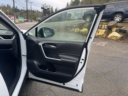 Used 2022 Toyota RAV4 XLE image 29
